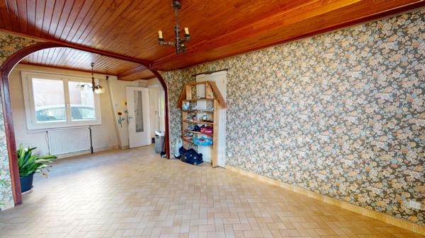 Maison à rénover avec jardin et garage à deux pas des commodités