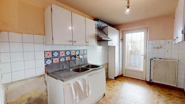 Maison à rénover avec jardin et garage à deux pas des commodités