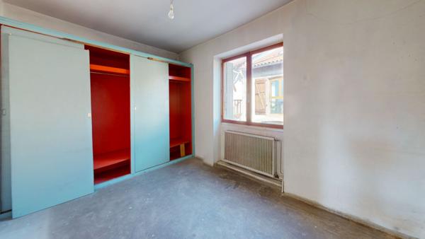 Maison à rénover avec jardin et garage à deux pas des commodités