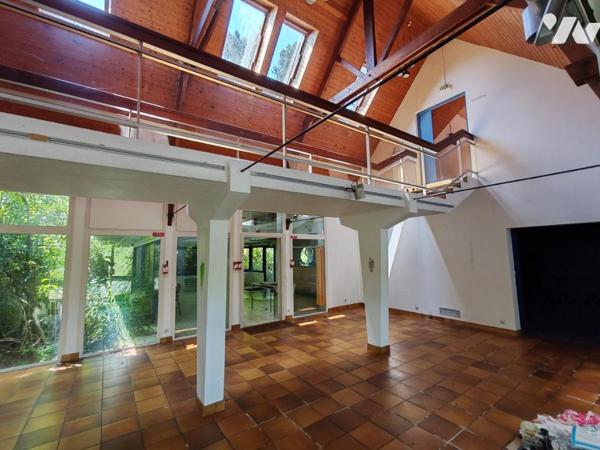 2411 - ANCIEN CENTRE PEDAGOGIQUE DE 600M² A RENOVER SUR UN TERRAIN ARBORE DE 1HA11A28CA