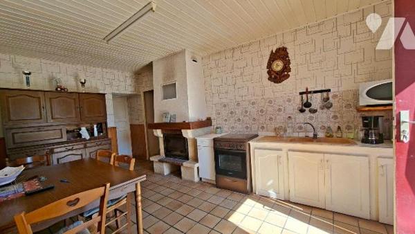 La Chapelle Gaudin-Argentonnay. Petite longère à rénover, avec terrain -
Située dans un enviro...