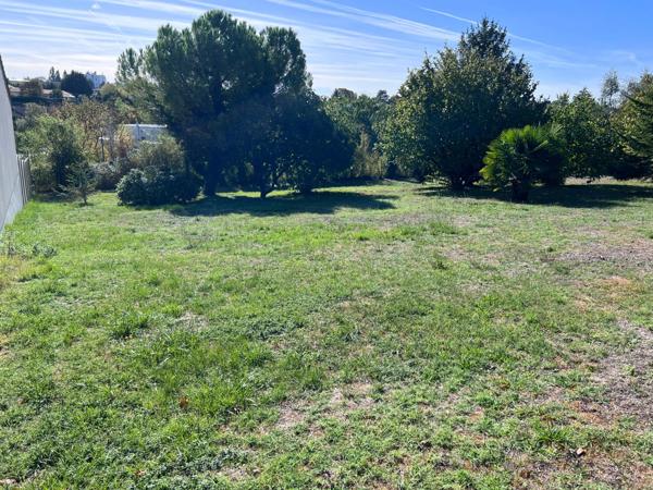 Terrain à vendre de 916,00 m² SAINTES (17)