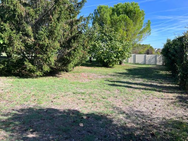 Terrain à vendre de 916,00 m² SAINTES (17)