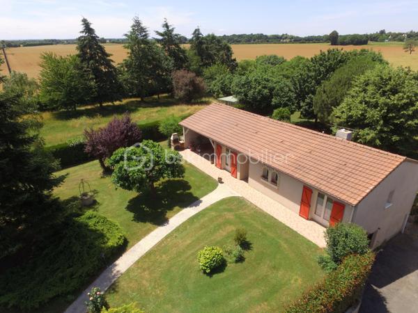 Superbe Maison 106m² 3 chambres à seulement 2 minutes de Rouillé et de sa gare TER, entre Poitiers et Niort, découvrez cette agréable maison familiale offrant de beaux volumes, un environnement calme et un magnifique terrain arboré sans vis-à-vis.

Dès l'entrée, vous serez séduits par une vaste pièce de vie lumineuse de 47 m² comprenant une cuisine aménagée ouverte sur le séjour et le salon. Cet espace convivial se prolonge par une véranda semi ouverte exposée plein sud, idéale pour profiter de la vue sur le jardin en toute saison.

L'espace nuit comprend trois chambres avec placards intégrés, un espace bureau, un WC indépendant ainsi qu'une salle de bains équipée d'une douche, d'une baignoire et de nombreux rangements.

Le sous-sol total de 139 m² constitue un véritable atout. Accessible de plain-pied à l'arrière de la maison, il comprend une buanderie, une pièce pouvant accueillir une chambre d'appoint ou une salle de jeux, un vaste garage permettant de stationner jusqu'à trois véhicules ainsi qu'un atelier. Une cave ventilée de 7,2 m² et un wc séparé qui complète l'ensemble.

Côté confort, la maison bénéficie d'équipements récents :

* Huisseries PVC double vitrage remplacées en 2016
* Isolation des combles par soufflage de laine de verre réalisée en 2018
* Climatisation réversible assurant l'essentiel du chauffage
* Chauffage fioul en complément
* Ballon d'eau chaude électrique de 200 litres

Les consommations énergétiques sont particulièrement maîtrisées avec environ 850 € d'électricité et 200 € de fioul par an.

À l'extérieur, vous profiterez d'un superbe terrain clos et arboré de 3 047 m², véritable paradis pour les amoureux de nature et de jardinage. De nombreux arbres fruitiers agrémentent la propriété : pommiers, poiriers, pruniers, pêchers, mirabelliers, figuier, noyers, cerisiers ainsi que des framboisiers. Un potager, un abri de jardin et une haie végétale entourant la propriété garantissent calme et intimité.

Assainissement individuel avec une simple mise en conformité mineure à prévoir (ajout d'un regard en sortie de système).

Les atouts :
✔ Pièce de vie de 47 m²
✔ Sous-sol complet de 139 m²
✔ Terrain clos de plus de 3 000 m²
✔ Nombreux arbres fruitiers
✔ Isolation récente
✔ Double vitrage PVC
✔ Climatisation réversible
✔ Faibles consommations énergétiques
✔ À 25 minutes de Poitiers
✔ Gare TER et commerces à proximité

Une maison entretenue, fonctionnelle et chaleureuse, idéale pour une famille recherchant espace, tranquillité et proximité des commodités.

Cette version met davantage en avant les économies d'énergie, le terrain exceptionnel et le sous-sol de 139 m², qui sont selon moi les arguments les plus vendeurs du bien.