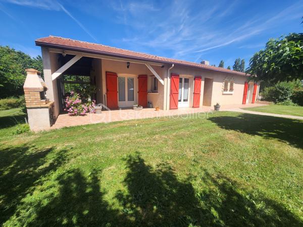 Superbe Maison 106m² 3 chambres à seulement 2 minutes de Rouillé et de sa gare TER, entre Poitiers et Niort, découvrez cette agréable maison familiale offrant de beaux volumes, un environnement calme et un magnifique terrain arboré sans vis-à-vis.

Dès l'entrée, vous serez séduits par une vaste pièce de vie lumineuse de 47 m² comprenant une cuisine aménagée ouverte sur le séjour et le salon. Cet espace convivial se prolonge par une véranda semi ouverte exposée plein sud, idéale pour profiter de la vue sur le jardin en toute saison.

L'espace nuit comprend trois chambres avec placards intégrés, un espace bureau, un WC indépendant ainsi qu'une salle de bains équipée d'une douche, d'une baignoire et de nombreux rangements.

Le sous-sol total de 139 m² constitue un véritable atout. Accessible de plain-pied à l'arrière de la maison, il comprend une buanderie, une pièce pouvant accueillir une chambre d'appoint ou une salle de jeux, un vaste garage permettant de stationner jusqu'à trois véhicules ainsi qu'un atelier. Une cave ventilée de 7,2 m² et un wc séparé qui complète l'ensemble.

Côté confort, la maison bénéficie d'équipements récents :

* Huisseries PVC double vitrage remplacées en 2016
* Isolation des combles par soufflage de laine de verre réalisée en 2018
* Climatisation réversible assurant l'essentiel du chauffage
* Chauffage fioul en complément
* Ballon d'eau chaude électrique de 200 litres

Les consommations énergétiques sont particulièrement maîtrisées avec environ 850 € d'électricité et 200 € de fioul par an.

À l'extérieur, vous profiterez d'un superbe terrain clos et arboré de 3 047 m², véritable paradis pour les amoureux de nature et de jardinage. De nombreux arbres fruitiers agrémentent la propriété : pommiers, poiriers, pruniers, pêchers, mirabelliers, figuier, noyers, cerisiers ainsi que des framboisiers. Un potager, un abri de jardin et une haie végétale entourant la propriété garantissent calme et intimité.

Assainissement individuel avec une simple mise en conformité mineure à prévoir (ajout d'un regard en sortie de système).

Les atouts :
✔ Pièce de vie de 47 m²
✔ Sous-sol complet de 139 m²
✔ Terrain clos de plus de 3 000 m²
✔ Nombreux arbres fruitiers
✔ Isolation récente
✔ Double vitrage PVC
✔ Climatisation réversible
✔ Faibles consommations énergétiques
✔ À 25 minutes de Poitiers
✔ Gare TER et commerces à proximité

Une maison entretenue, fonctionnelle et chaleureuse, idéale pour une famille recherchant espace, tranquillité et proximité des commodités.

Cette version met davantage en avant les économies d'énergie, le terrain exceptionnel et le sous-sol de 139 m², qui sont selon moi les arguments les plus vendeurs du bien.