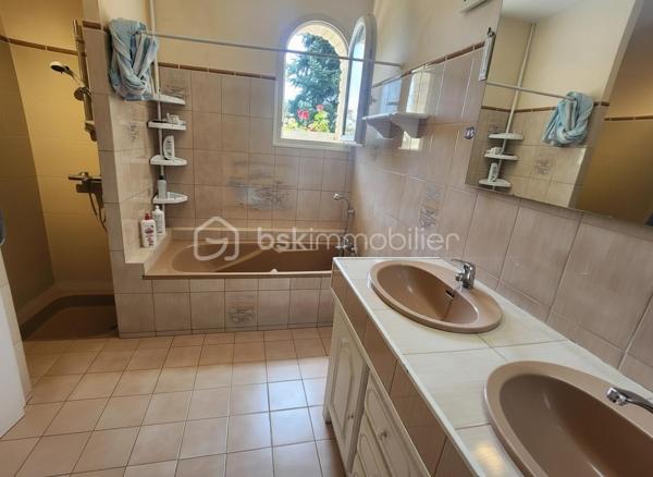 Superbe Maison 106m² 3 chambres à seulement 2 minutes de Rouillé et de sa gare TER, entre Poitiers et Niort, découvrez cette agréable maison familiale offrant de beaux volumes, un environnement calme et un magnifique terrain arboré sans vis-à-vis.

Dès l'entrée, vous serez séduits par une vaste pièce de vie lumineuse de 47 m² comprenant une cuisine aménagée ouverte sur le séjour et le salon. Cet espace convivial se prolonge par une véranda semi ouverte exposée plein sud, idéale pour profiter de la vue sur le jardin en toute saison.

L'espace nuit comprend trois chambres avec placards intégrés, un espace bureau, un WC indépendant ainsi qu'une salle de bains équipée d'une douche, d'une baignoire et de nombreux rangements.

Le sous-sol total de 139 m² constitue un véritable atout. Accessible de plain-pied à l'arrière de la maison, il comprend une buanderie, une pièce pouvant accueillir une chambre d'appoint ou une salle de jeux, un vaste garage permettant de stationner jusqu'à trois véhicules ainsi qu'un atelier. Une cave ventilée de 7,2 m² et un wc séparé qui complète l'ensemble.

Côté confort, la maison bénéficie d'équipements récents :

* Huisseries PVC double vitrage remplacées en 2016
* Isolation des combles par soufflage de laine de verre réalisée en 2018
* Climatisation réversible assurant l'essentiel du chauffage
* Chauffage fioul en complément
* Ballon d'eau chaude électrique de 200 litres

Les consommations énergétiques sont particulièrement maîtrisées avec environ 850 € d'électricité et 200 € de fioul par an.

À l'extérieur, vous profiterez d'un superbe terrain clos et arboré de 3 047 m², véritable paradis pour les amoureux de nature et de jardinage. De nombreux arbres fruitiers agrémentent la propriété : pommiers, poiriers, pruniers, pêchers, mirabelliers, figuier, noyers, cerisiers ainsi que des framboisiers. Un potager, un abri de jardin et une haie végétale entourant la propriété garantissent calme et intimité.

Assainissement individuel avec une simple mise en conformité mineure à prévoir (ajout d'un regard en sortie de système).

Les atouts :
✔ Pièce de vie de 47 m²
✔ Sous-sol complet de 139 m²
✔ Terrain clos de plus de 3 000 m²
✔ Nombreux arbres fruitiers
✔ Isolation récente
✔ Double vitrage PVC
✔ Climatisation réversible
✔ Faibles consommations énergétiques
✔ À 25 minutes de Poitiers
✔ Gare TER et commerces à proximité

Une maison entretenue, fonctionnelle et chaleureuse, idéale pour une famille recherchant espace, tranquillité et proximité des commodités.

Cette version met davantage en avant les économies d'énergie, le terrain exceptionnel et le sous-sol de 139 m², qui sont selon moi les arguments les plus vendeurs du bien.