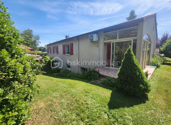 Superbe Maison 106m² 3 chambres à seulement 2 minutes de Rouillé et de sa gare TER, entre Poitiers et Niort, découvrez cette agréable maison familiale offrant de beaux volumes, un environnement calme et un magnifique terrain arboré sans vis-à-vis.

Dès l'entrée, vous serez séduits par une vaste pièce de vie lumineuse de 47 m² comprenant une cuisine aménagée ouverte sur le séjour et le salon. Cet espace convivial se prolonge par une véranda semi ouverte exposée plein sud, idéale pour profiter de la vue sur le jardin en toute saison.

L'espace nuit comprend trois chambres avec placards intégrés, un espace bureau, un WC indépendant ainsi qu'une salle de bains équipée d'une douche, d'une baignoire et de nombreux rangements.

Le sous-sol total de 139 m² constitue un véritable atout. Accessible de plain-pied à l'arrière de la maison, il comprend une buanderie, une pièce pouvant accueillir une chambre d'appoint ou une salle de jeux, un vaste garage permettant de stationner jusqu'à trois véhicules ainsi qu'un atelier. Une cave ventilée de 7,2 m² et un wc séparé qui complète l'ensemble.

Côté confort, la maison bénéficie d'équipements récents :

* Huisseries PVC double vitrage remplacées en 2016
* Isolation des combles par soufflage de laine de verre réalisée en 2018
* Climatisation réversible assurant l'essentiel du chauffage
* Chauffage fioul en complément
* Ballon d'eau chaude électrique de 200 litres

Les consommations énergétiques sont particulièrement maîtrisées avec environ 850 € d'électricité et 200 € de fioul par an.

À l'extérieur, vous profiterez d'un superbe terrain clos et arboré de 3 047 m², véritable paradis pour les amoureux de nature et de jardinage. De nombreux arbres fruitiers agrémentent la propriété : pommiers, poiriers, pruniers, pêchers, mirabelliers, figuier, noyers, cerisiers ainsi que des framboisiers. Un potager, un abri de jardin et une haie végétale entourant la propriété garantissent calme et intimité.

Assainissement individuel avec une simple mise en conformité mineure à prévoir (ajout d'un regard en sortie de système).

Les atouts :
✔ Pièce de vie de 47 m²
✔ Sous-sol complet de 139 m²
✔ Terrain clos de plus de 3 000 m²
✔ Nombreux arbres fruitiers
✔ Isolation récente
✔ Double vitrage PVC
✔ Climatisation réversible
✔ Faibles consommations énergétiques
✔ À 25 minutes de Poitiers
✔ Gare TER et commerces à proximité

Une maison entretenue, fonctionnelle et chaleureuse, idéale pour une famille recherchant espace, tranquillité et proximité des commodités.

Cette version met davantage en avant les économies d'énergie, le terrain exceptionnel et le sous-sol de 139 m², qui sont selon moi les arguments les plus vendeurs du bien.