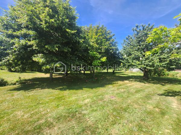 Superbe Maison 106m² 3 chambres à seulement 2 minutes de Rouillé et de sa gare TER, entre Poitiers et Niort, découvrez cette agréable maison familiale offrant de beaux volumes, un environnement calme et un magnifique terrain arboré sans vis-à-vis.

Dès l'entrée, vous serez séduits par une vaste pièce de vie lumineuse de 47 m² comprenant une cuisine aménagée ouverte sur le séjour et le salon. Cet espace convivial se prolonge par une véranda semi ouverte exposée plein sud, idéale pour profiter de la vue sur le jardin en toute saison.

L'espace nuit comprend trois chambres avec placards intégrés, un espace bureau, un WC indépendant ainsi qu'une salle de bains équipée d'une douche, d'une baignoire et de nombreux rangements.

Le sous-sol total de 139 m² constitue un véritable atout. Accessible de plain-pied à l'arrière de la maison, il comprend une buanderie, une pièce pouvant accueillir une chambre d'appoint ou une salle de jeux, un vaste garage permettant de stationner jusqu'à trois véhicules ainsi qu'un atelier. Une cave ventilée de 7,2 m² et un wc séparé qui complète l'ensemble.

Côté confort, la maison bénéficie d'équipements récents :

* Huisseries PVC double vitrage remplacées en 2016
* Isolation des combles par soufflage de laine de verre réalisée en 2018
* Climatisation réversible assurant l'essentiel du chauffage
* Chauffage fioul en complément
* Ballon d'eau chaude électrique de 200 litres

Les consommations énergétiques sont particulièrement maîtrisées avec environ 850 € d'électricité et 200 € de fioul par an.

À l'extérieur, vous profiterez d'un superbe terrain clos et arboré de 3 047 m², véritable paradis pour les amoureux de nature et de jardinage. De nombreux arbres fruitiers agrémentent la propriété : pommiers, poiriers, pruniers, pêchers, mirabelliers, figuier, noyers, cerisiers ainsi que des framboisiers. Un potager, un abri de jardin et une haie végétale entourant la propriété garantissent calme et intimité.

Assainissement individuel avec une simple mise en conformité mineure à prévoir (ajout d'un regard en sortie de système).

Les atouts :
✔ Pièce de vie de 47 m²
✔ Sous-sol complet de 139 m²
✔ Terrain clos de plus de 3 000 m²
✔ Nombreux arbres fruitiers
✔ Isolation récente
✔ Double vitrage PVC
✔ Climatisation réversible
✔ Faibles consommations énergétiques
✔ À 25 minutes de Poitiers
✔ Gare TER et commerces à proximité

Une maison entretenue, fonctionnelle et chaleureuse, idéale pour une famille recherchant espace, tranquillité et proximité des commodités.

Cette version met davantage en avant les économies d'énergie, le terrain exceptionnel et le sous-sol de 139 m², qui sont selon moi les arguments les plus vendeurs du bien.