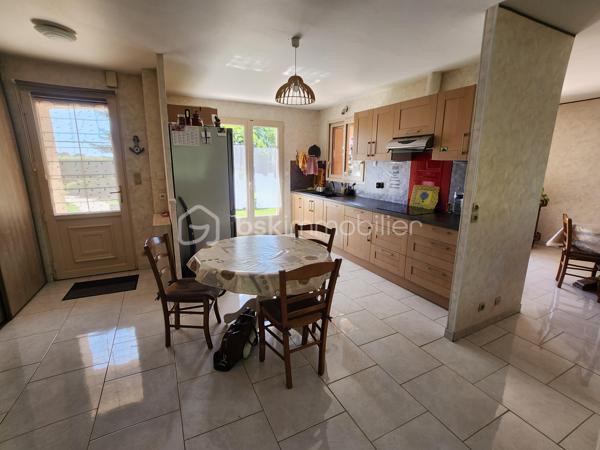 Superbe Maison 106m² 3 chambres à seulement 2 minutes de Rouillé et de sa gare TER, entre Poitiers et Niort, découvrez cette agréable maison familiale offrant de beaux volumes, un environnement calme et un magnifique terrain arboré sans vis-à-vis.

Dès l'entrée, vous serez séduits par une vaste pièce de vie lumineuse de 47 m² comprenant une cuisine aménagée ouverte sur le séjour et le salon. Cet espace convivial se prolonge par une véranda semi ouverte exposée plein sud, idéale pour profiter de la vue sur le jardin en toute saison.

L'espace nuit comprend trois chambres avec placards intégrés, un espace bureau, un WC indépendant ainsi qu'une salle de bains équipée d'une douche, d'une baignoire et de nombreux rangements.

Le sous-sol total de 139 m² constitue un véritable atout. Accessible de plain-pied à l'arrière de la maison, il comprend une buanderie, une pièce pouvant accueillir une chambre d'appoint ou une salle de jeux, un vaste garage permettant de stationner jusqu'à trois véhicules ainsi qu'un atelier. Une cave ventilée de 7,2 m² et un wc séparé qui complète l'ensemble.

Côté confort, la maison bénéficie d'équipements récents :

* Huisseries PVC double vitrage remplacées en 2016
* Isolation des combles par soufflage de laine de verre réalisée en 2018
* Climatisation réversible assurant l'essentiel du chauffage
* Chauffage fioul en complément
* Ballon d'eau chaude électrique de 200 litres

Les consommations énergétiques sont particulièrement maîtrisées avec environ 850 € d'électricité et 200 € de fioul par an.

À l'extérieur, vous profiterez d'un superbe terrain clos et arboré de 3 047 m², véritable paradis pour les amoureux de nature et de jardinage. De nombreux arbres fruitiers agrémentent la propriété : pommiers, poiriers, pruniers, pêchers, mirabelliers, figuier, noyers, cerisiers ainsi que des framboisiers. Un potager, un abri de jardin et une haie végétale entourant la propriété garantissent calme et intimité.

Assainissement individuel avec une simple mise en conformité mineure à prévoir (ajout d'un regard en sortie de système).

Les atouts :
✔ Pièce de vie de 47 m²
✔ Sous-sol complet de 139 m²
✔ Terrain clos de plus de 3 000 m²
✔ Nombreux arbres fruitiers
✔ Isolation récente
✔ Double vitrage PVC
✔ Climatisation réversible
✔ Faibles consommations énergétiques
✔ À 25 minutes de Poitiers
✔ Gare TER et commerces à proximité

Une maison entretenue, fonctionnelle et chaleureuse, idéale pour une famille recherchant espace, tranquillité et proximité des commodités.

Cette version met davantage en avant les économies d'énergie, le terrain exceptionnel et le sous-sol de 139 m², qui sont selon moi les arguments les plus vendeurs du bien.