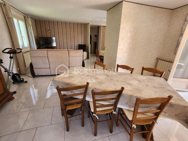Superbe Maison 106m² 3 chambres à seulement 2 minutes de Rouillé et de sa gare TER, entre Poitiers et Niort, découvrez cette agréable maison familiale offrant de beaux volumes, un environnement calme et un magnifique terrain arboré sans vis-à-vis.

Dès l'entrée, vous serez séduits par une vaste pièce de vie lumineuse de 47 m² comprenant une cuisine aménagée ouverte sur le séjour et le salon. Cet espace convivial se prolonge par une véranda semi ouverte exposée plein sud, idéale pour profiter de la vue sur le jardin en toute saison.

L'espace nuit comprend trois chambres avec placards intégrés, un espace bureau, un WC indépendant ainsi qu'une salle de bains équipée d'une douche, d'une baignoire et de nombreux rangements.

Le sous-sol total de 139 m² constitue un véritable atout. Accessible de plain-pied à l'arrière de la maison, il comprend une buanderie, une pièce pouvant accueillir une chambre d'appoint ou une salle de jeux, un vaste garage permettant de stationner jusqu'à trois véhicules ainsi qu'un atelier. Une cave ventilée de 7,2 m² et un wc séparé qui complète l'ensemble.

Côté confort, la maison bénéficie d'équipements récents :

* Huisseries PVC double vitrage remplacées en 2016
* Isolation des combles par soufflage de laine de verre réalisée en 2018
* Climatisation réversible assurant l'essentiel du chauffage
* Chauffage fioul en complément
* Ballon d'eau chaude électrique de 200 litres

Les consommations énergétiques sont particulièrement maîtrisées avec environ 850 € d'électricité et 200 € de fioul par an.

À l'extérieur, vous profiterez d'un superbe terrain clos et arboré de 3 047 m², véritable paradis pour les amoureux de nature et de jardinage. De nombreux arbres fruitiers agrémentent la propriété : pommiers, poiriers, pruniers, pêchers, mirabelliers, figuier, noyers, cerisiers ainsi que des framboisiers. Un potager, un abri de jardin et une haie végétale entourant la propriété garantissent calme et intimité.

Assainissement individuel avec une simple mise en conformité mineure à prévoir (ajout d'un regard en sortie de système).

Les atouts :
✔ Pièce de vie de 47 m²
✔ Sous-sol complet de 139 m²
✔ Terrain clos de plus de 3 000 m²
✔ Nombreux arbres fruitiers
✔ Isolation récente
✔ Double vitrage PVC
✔ Climatisation réversible
✔ Faibles consommations énergétiques
✔ À 25 minutes de Poitiers
✔ Gare TER et commerces à proximité

Une maison entretenue, fonctionnelle et chaleureuse, idéale pour une famille recherchant espace, tranquillité et proximité des commodités.

Cette version met davantage en avant les économies d'énergie, le terrain exceptionnel et le sous-sol de 139 m², qui sont selon moi les arguments les plus vendeurs du bien.