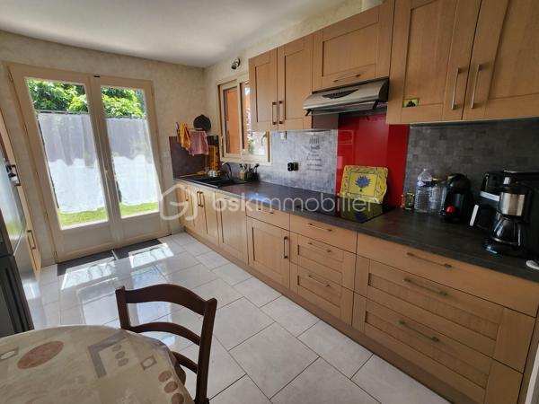 Superbe Maison 106m² 3 chambres à seulement 2 minutes de Rouillé et de sa gare TER, entre Poitiers et Niort, découvrez cette agréable maison familiale offrant de beaux volumes, un environnement calme et un magnifique terrain arboré sans vis-à-vis.

Dès l'entrée, vous serez séduits par une vaste pièce de vie lumineuse de 47 m² comprenant une cuisine aménagée ouverte sur le séjour et le salon. Cet espace convivial se prolonge par une véranda semi ouverte exposée plein sud, idéale pour profiter de la vue sur le jardin en toute saison.

L'espace nuit comprend trois chambres avec placards intégrés, un espace bureau, un WC indépendant ainsi qu'une salle de bains équipée d'une douche, d'une baignoire et de nombreux rangements.

Le sous-sol total de 139 m² constitue un véritable atout. Accessible de plain-pied à l'arrière de la maison, il comprend une buanderie, une pièce pouvant accueillir une chambre d'appoint ou une salle de jeux, un vaste garage permettant de stationner jusqu'à trois véhicules ainsi qu'un atelier. Une cave ventilée de 7,2 m² et un wc séparé qui complète l'ensemble.

Côté confort, la maison bénéficie d'équipements récents :

* Huisseries PVC double vitrage remplacées en 2016
* Isolation des combles par soufflage de laine de verre réalisée en 2018
* Climatisation réversible assurant l'essentiel du chauffage
* Chauffage fioul en complément
* Ballon d'eau chaude électrique de 200 litres

Les consommations énergétiques sont particulièrement maîtrisées avec environ 850 € d'électricité et 200 € de fioul par an.

À l'extérieur, vous profiterez d'un superbe terrain clos et arboré de 3 047 m², véritable paradis pour les amoureux de nature et de jardinage. De nombreux arbres fruitiers agrémentent la propriété : pommiers, poiriers, pruniers, pêchers, mirabelliers, figuier, noyers, cerisiers ainsi que des framboisiers. Un potager, un abri de jardin et une haie végétale entourant la propriété garantissent calme et intimité.

Assainissement individuel avec une simple mise en conformité mineure à prévoir (ajout d'un regard en sortie de système).

Les atouts :
✔ Pièce de vie de 47 m²
✔ Sous-sol complet de 139 m²
✔ Terrain clos de plus de 3 000 m²
✔ Nombreux arbres fruitiers
✔ Isolation récente
✔ Double vitrage PVC
✔ Climatisation réversible
✔ Faibles consommations énergétiques
✔ À 25 minutes de Poitiers
✔ Gare TER et commerces à proximité

Une maison entretenue, fonctionnelle et chaleureuse, idéale pour une famille recherchant espace, tranquillité et proximité des commodités.

Cette version met davantage en avant les économies d'énergie, le terrain exceptionnel et le sous-sol de 139 m², qui sont selon moi les arguments les plus vendeurs du bien.