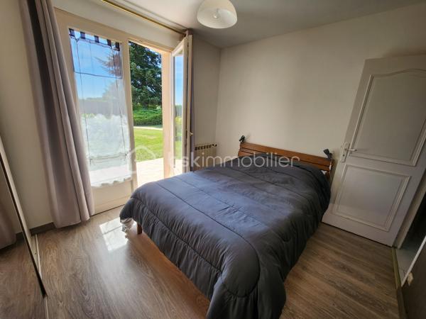 Superbe Maison 106m² 3 chambres à seulement 2 minutes de Rouillé et de sa gare TER, entre Poitiers et Niort, découvrez cette agréable maison familiale offrant de beaux volumes, un environnement calme et un magnifique terrain arboré sans vis-à-vis.

Dès l'entrée, vous serez séduits par une vaste pièce de vie lumineuse de 47 m² comprenant une cuisine aménagée ouverte sur le séjour et le salon. Cet espace convivial se prolonge par une véranda semi ouverte exposée plein sud, idéale pour profiter de la vue sur le jardin en toute saison.

L'espace nuit comprend trois chambres avec placards intégrés, un espace bureau, un WC indépendant ainsi qu'une salle de bains équipée d'une douche, d'une baignoire et de nombreux rangements.

Le sous-sol total de 139 m² constitue un véritable atout. Accessible de plain-pied à l'arrière de la maison, il comprend une buanderie, une pièce pouvant accueillir une chambre d'appoint ou une salle de jeux, un vaste garage permettant de stationner jusqu'à trois véhicules ainsi qu'un atelier. Une cave ventilée de 7,2 m² et un wc séparé qui complète l'ensemble.

Côté confort, la maison bénéficie d'équipements récents :

* Huisseries PVC double vitrage remplacées en 2016
* Isolation des combles par soufflage de laine de verre réalisée en 2018
* Climatisation réversible assurant l'essentiel du chauffage
* Chauffage fioul en complément
* Ballon d'eau chaude électrique de 200 litres

Les consommations énergétiques sont particulièrement maîtrisées avec environ 850 € d'électricité et 200 € de fioul par an.

À l'extérieur, vous profiterez d'un superbe terrain clos et arboré de 3 047 m², véritable paradis pour les amoureux de nature et de jardinage. De nombreux arbres fruitiers agrémentent la propriété : pommiers, poiriers, pruniers, pêchers, mirabelliers, figuier, noyers, cerisiers ainsi que des framboisiers. Un potager, un abri de jardin et une haie végétale entourant la propriété garantissent calme et intimité.

Assainissement individuel avec une simple mise en conformité mineure à prévoir (ajout d'un regard en sortie de système).

Les atouts :
✔ Pièce de vie de 47 m²
✔ Sous-sol complet de 139 m²
✔ Terrain clos de plus de 3 000 m²
✔ Nombreux arbres fruitiers
✔ Isolation récente
✔ Double vitrage PVC
✔ Climatisation réversible
✔ Faibles consommations énergétiques
✔ À 25 minutes de Poitiers
✔ Gare TER et commerces à proximité

Une maison entretenue, fonctionnelle et chaleureuse, idéale pour une famille recherchant espace, tranquillité et proximité des commodités.

Cette version met davantage en avant les économies d'énergie, le terrain exceptionnel et le sous-sol de 139 m², qui sont selon moi les arguments les plus vendeurs du bien.
