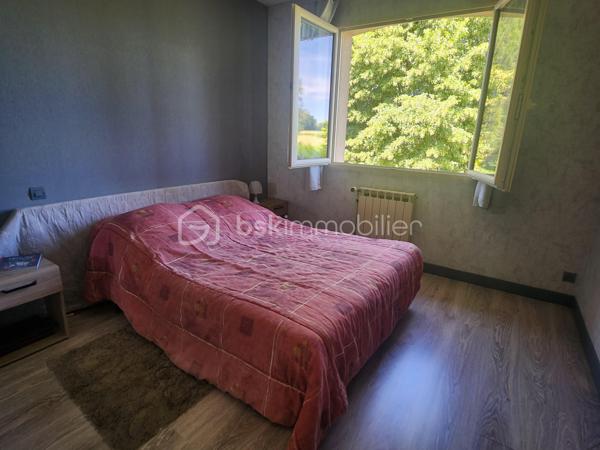 Superbe Maison 106m² 3 chambres à seulement 2 minutes de Rouillé et de sa gare TER, entre Poitiers et Niort, découvrez cette agréable maison familiale offrant de beaux volumes, un environnement calme et un magnifique terrain arboré sans vis-à-vis.

Dès l'entrée, vous serez séduits par une vaste pièce de vie lumineuse de 47 m² comprenant une cuisine aménagée ouverte sur le séjour et le salon. Cet espace convivial se prolonge par une véranda semi ouverte exposée plein sud, idéale pour profiter de la vue sur le jardin en toute saison.

L'espace nuit comprend trois chambres avec placards intégrés, un espace bureau, un WC indépendant ainsi qu'une salle de bains équipée d'une douche, d'une baignoire et de nombreux rangements.

Le sous-sol total de 139 m² constitue un véritable atout. Accessible de plain-pied à l'arrière de la maison, il comprend une buanderie, une pièce pouvant accueillir une chambre d'appoint ou une salle de jeux, un vaste garage permettant de stationner jusqu'à trois véhicules ainsi qu'un atelier. Une cave ventilée de 7,2 m² et un wc séparé qui complète l'ensemble.

Côté confort, la maison bénéficie d'équipements récents :

* Huisseries PVC double vitrage remplacées en 2016
* Isolation des combles par soufflage de laine de verre réalisée en 2018
* Climatisation réversible assurant l'essentiel du chauffage
* Chauffage fioul en complément
* Ballon d'eau chaude électrique de 200 litres

Les consommations énergétiques sont particulièrement maîtrisées avec environ 850 € d'électricité et 200 € de fioul par an.

À l'extérieur, vous profiterez d'un superbe terrain clos et arboré de 3 047 m², véritable paradis pour les amoureux de nature et de jardinage. De nombreux arbres fruitiers agrémentent la propriété : pommiers, poiriers, pruniers, pêchers, mirabelliers, figuier, noyers, cerisiers ainsi que des framboisiers. Un potager, un abri de jardin et une haie végétale entourant la propriété garantissent calme et intimité.

Assainissement individuel avec une simple mise en conformité mineure à prévoir (ajout d'un regard en sortie de système).

Les atouts :
✔ Pièce de vie de 47 m²
✔ Sous-sol complet de 139 m²
✔ Terrain clos de plus de 3 000 m²
✔ Nombreux arbres fruitiers
✔ Isolation récente
✔ Double vitrage PVC
✔ Climatisation réversible
✔ Faibles consommations énergétiques
✔ À 25 minutes de Poitiers
✔ Gare TER et commerces à proximité

Une maison entretenue, fonctionnelle et chaleureuse, idéale pour une famille recherchant espace, tranquillité et proximité des commodités.

Cette version met davantage en avant les économies d'énergie, le terrain exceptionnel et le sous-sol de 139 m², qui sont selon moi les arguments les plus vendeurs du bien.