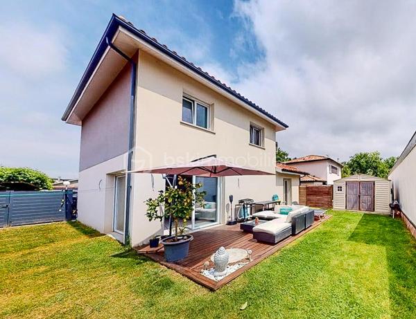 En Exclusivité, je vous propose de découvrir cette maison de 2019 + son studio attenant,
situés à Tarnos proche de toutes les commodités à pied tout en étant dans un environnement 
calme et à seulement 8mn de la plage !

- VISITE VIRTUELLE SUR DEMANDE - GRATUITE -

Au rdc, vous bénéficiez d'un belle pièce de vie lumineuse en accès direct
sur la terrasse et le jardin, une cuisine ouverte, moderne, aménagée et équipée,
une chambre, un cellier, un WC séparé ainsi qu'une salle d'eau.

L'étage vous offre 3 chambres avec placard et une salle de bain avec WC.

Excellente classification au niveau énergétique A et A, ce qui vous permettra 
d'avoir une dépense maitrisée !

Côté extérieur : Parcelle entièrement clôturée, jardin, terrasse, 4 places
de parking extérieures.

Côté technique : Chauffage par climatisation réversible dans toutes les pièces
de la maison et du studio, huisserie PVC, double vitrage, VMC, vide sanitaire,
production d'eau chaude par thermodynamique, fibre, alarme.
Garanties décennales en cours.


Les PLUS : Studio attenant avec sa terrasse privative
qui génère une excellente rentabilité locative (entre 12 000E et 15 000E/an) - 
Aucuns travaux à prévoir - Proche des commodités et de la plage -

Photos complémentaires du studio sur demande.

Je suis à votre écoute 7jours/7, je m'adapte à votre planning.