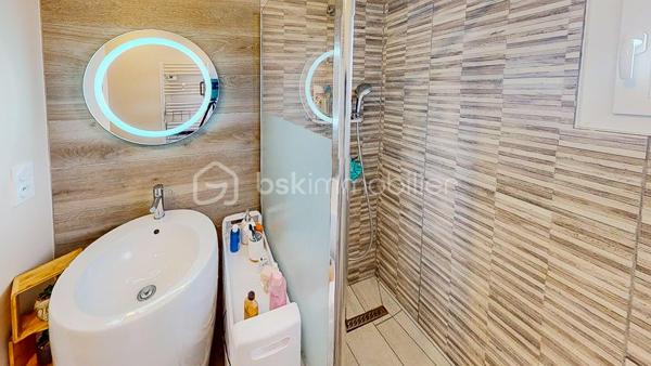 En Exclusivité, je vous propose de découvrir cette maison de 2019 + son studio attenant,
situés à Tarnos proche de toutes les commodités à pied tout en étant dans un environnement 
calme et à seulement 8mn de la plage !

- VISITE VIRTUELLE SUR DEMANDE - GRATUITE -

Au rdc, vous bénéficiez d'un belle pièce de vie lumineuse en accès direct
sur la terrasse et le jardin, une cuisine ouverte, moderne, aménagée et équipée,
une chambre, un cellier, un WC séparé ainsi qu'une salle d'eau.

L'étage vous offre 3 chambres avec placard et une salle de bain avec WC.

Excellente classification au niveau énergétique A et A, ce qui vous permettra 
d'avoir une dépense maitrisée !

Côté extérieur : Parcelle entièrement clôturée, jardin, terrasse, 4 places
de parking extérieures.

Côté technique : Chauffage par climatisation réversible dans toutes les pièces
de la maison et du studio, huisserie PVC, double vitrage, VMC, vide sanitaire,
production d'eau chaude par thermodynamique, fibre, alarme.
Garanties décennales en cours.


Les PLUS : Studio attenant avec sa terrasse privative
qui génère une excellente rentabilité locative (entre 12 000E et 15 000E/an) - 
Aucuns travaux à prévoir - Proche des commodités et de la plage -

Photos complémentaires du studio sur demande.

Je suis à votre écoute 7jours/7, je m'adapte à votre planning.