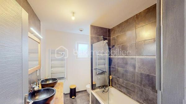 En Exclusivité, je vous propose de découvrir cette maison de 2019 + son studio attenant,
situés à Tarnos proche de toutes les commodités à pied tout en étant dans un environnement 
calme et à seulement 8mn de la plage !

- VISITE VIRTUELLE SUR DEMANDE - GRATUITE -

Au rdc, vous bénéficiez d'un belle pièce de vie lumineuse en accès direct
sur la terrasse et le jardin, une cuisine ouverte, moderne, aménagée et équipée,
une chambre, un cellier, un WC séparé ainsi qu'une salle d'eau.

L'étage vous offre 3 chambres avec placard et une salle de bain avec WC.

Excellente classification au niveau énergétique A et A, ce qui vous permettra 
d'avoir une dépense maitrisée !

Côté extérieur : Parcelle entièrement clôturée, jardin, terrasse, 4 places
de parking extérieures.

Côté technique : Chauffage par climatisation réversible dans toutes les pièces
de la maison et du studio, huisserie PVC, double vitrage, VMC, vide sanitaire,
production d'eau chaude par thermodynamique, fibre, alarme.
Garanties décennales en cours.


Les PLUS : Studio attenant avec sa terrasse privative
qui génère une excellente rentabilité locative (entre 12 000E et 15 000E/an) - 
Aucuns travaux à prévoir - Proche des commodités et de la plage -

Photos complémentaires du studio sur demande.

Je suis à votre écoute 7jours/7, je m'adapte à votre planning.