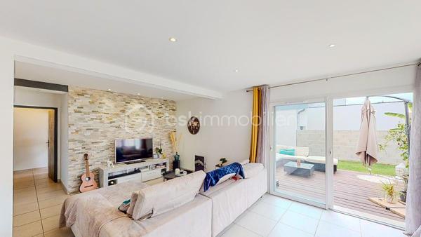 En Exclusivité, je vous propose de découvrir cette maison de 2019 + son studio attenant,
situés à Tarnos proche de toutes les commodités à pied tout en étant dans un environnement 
calme et à seulement 8mn de la plage !

- VISITE VIRTUELLE SUR DEMANDE - GRATUITE -

Au rdc, vous bénéficiez d'un belle pièce de vie lumineuse en accès direct
sur la terrasse et le jardin, une cuisine ouverte, moderne, aménagée et équipée,
une chambre, un cellier, un WC séparé ainsi qu'une salle d'eau.

L'étage vous offre 3 chambres avec placard et une salle de bain avec WC.

Excellente classification au niveau énergétique A et A, ce qui vous permettra 
d'avoir une dépense maitrisée !

Côté extérieur : Parcelle entièrement clôturée, jardin, terrasse, 4 places
de parking extérieures.

Côté technique : Chauffage par climatisation réversible dans toutes les pièces
de la maison et du studio, huisserie PVC, double vitrage, VMC, vide sanitaire,
production d'eau chaude par thermodynamique, fibre, alarme.
Garanties décennales en cours.


Les PLUS : Studio attenant avec sa terrasse privative
qui génère une excellente rentabilité locative (entre 12 000E et 15 000E/an) - 
Aucuns travaux à prévoir - Proche des commodités et de la plage -

Photos complémentaires du studio sur demande.

Je suis à votre écoute 7jours/7, je m'adapte à votre planning.