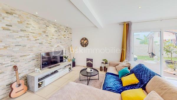 En Exclusivité, je vous propose de découvrir cette maison de 2019 + son studio attenant,
situés à Tarnos proche de toutes les commodités à pied tout en étant dans un environnement 
calme et à seulement 8mn de la plage !

- VISITE VIRTUELLE SUR DEMANDE - GRATUITE -

Au rdc, vous bénéficiez d'un belle pièce de vie lumineuse en accès direct
sur la terrasse et le jardin, une cuisine ouverte, moderne, aménagée et équipée,
une chambre, un cellier, un WC séparé ainsi qu'une salle d'eau.

L'étage vous offre 3 chambres avec placard et une salle de bain avec WC.

Excellente classification au niveau énergétique A et A, ce qui vous permettra 
d'avoir une dépense maitrisée !

Côté extérieur : Parcelle entièrement clôturée, jardin, terrasse, 4 places
de parking extérieures.

Côté technique : Chauffage par climatisation réversible dans toutes les pièces
de la maison et du studio, huisserie PVC, double vitrage, VMC, vide sanitaire,
production d'eau chaude par thermodynamique, fibre, alarme.
Garanties décennales en cours.


Les PLUS : Studio attenant avec sa terrasse privative
qui génère une excellente rentabilité locative (entre 12 000E et 15 000E/an) - 
Aucuns travaux à prévoir - Proche des commodités et de la plage -

Photos complémentaires du studio sur demande.

Je suis à votre écoute 7jours/7, je m'adapte à votre planning.
