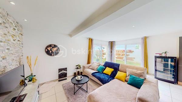 En Exclusivité, je vous propose de découvrir cette maison de 2019 + son studio attenant,
situés à Tarnos proche de toutes les commodités à pied tout en étant dans un environnement 
calme et à seulement 8mn de la plage !

- VISITE VIRTUELLE SUR DEMANDE - GRATUITE -

Au rdc, vous bénéficiez d'un belle pièce de vie lumineuse en accès direct
sur la terrasse et le jardin, une cuisine ouverte, moderne, aménagée et équipée,
une chambre, un cellier, un WC séparé ainsi qu'une salle d'eau.

L'étage vous offre 3 chambres avec placard et une salle de bain avec WC.

Excellente classification au niveau énergétique A et A, ce qui vous permettra 
d'avoir une dépense maitrisée !

Côté extérieur : Parcelle entièrement clôturée, jardin, terrasse, 4 places
de parking extérieures.

Côté technique : Chauffage par climatisation réversible dans toutes les pièces
de la maison et du studio, huisserie PVC, double vitrage, VMC, vide sanitaire,
production d'eau chaude par thermodynamique, fibre, alarme.
Garanties décennales en cours.


Les PLUS : Studio attenant avec sa terrasse privative
qui génère une excellente rentabilité locative (entre 12 000E et 15 000E/an) - 
Aucuns travaux à prévoir - Proche des commodités et de la plage -

Photos complémentaires du studio sur demande.

Je suis à votre écoute 7jours/7, je m'adapte à votre planning.