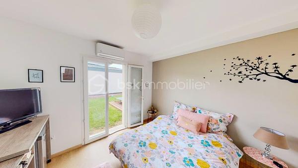 En Exclusivité, je vous propose de découvrir cette maison de 2019 + son studio attenant,
situés à Tarnos proche de toutes les commodités à pied tout en étant dans un environnement 
calme et à seulement 8mn de la plage !

- VISITE VIRTUELLE SUR DEMANDE - GRATUITE -

Au rdc, vous bénéficiez d'un belle pièce de vie lumineuse en accès direct
sur la terrasse et le jardin, une cuisine ouverte, moderne, aménagée et équipée,
une chambre, un cellier, un WC séparé ainsi qu'une salle d'eau.

L'étage vous offre 3 chambres avec placard et une salle de bain avec WC.

Excellente classification au niveau énergétique A et A, ce qui vous permettra 
d'avoir une dépense maitrisée !

Côté extérieur : Parcelle entièrement clôturée, jardin, terrasse, 4 places
de parking extérieures.

Côté technique : Chauffage par climatisation réversible dans toutes les pièces
de la maison et du studio, huisserie PVC, double vitrage, VMC, vide sanitaire,
production d'eau chaude par thermodynamique, fibre, alarme.
Garanties décennales en cours.


Les PLUS : Studio attenant avec sa terrasse privative
qui génère une excellente rentabilité locative (entre 12 000E et 15 000E/an) - 
Aucuns travaux à prévoir - Proche des commodités et de la plage -

Photos complémentaires du studio sur demande.

Je suis à votre écoute 7jours/7, je m'adapte à votre planning.