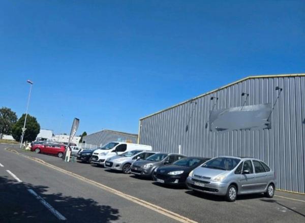 LOCAL COMMERCIAL / ENTREPÔT / GARAGE AVEC BUREAUX À LOUER / SECTEUR TOURS NORD 37 )