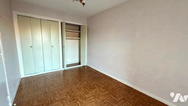 Appartement T2 avec balcon proche centre ville.
PRIX : 110 000 € HNI.
