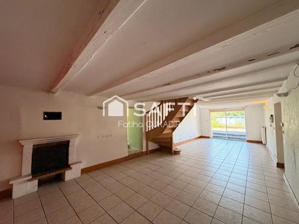 Maison jumelée avec 5 chambres, un jardin et de beaux volumes à découvrir.