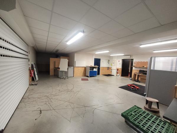 A VENDRE - Local d'activité / bureaux / entrepôt 759 m² - Nantes Sud / Haute-Goulaine ? Parking ? Terrain 4000 m²