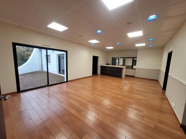 A VENDRE - Local d'activité / bureaux / entrepôt 759 m² - Nantes Sud / Haute-Goulaine ? Parking ? Terrain 4000 m²