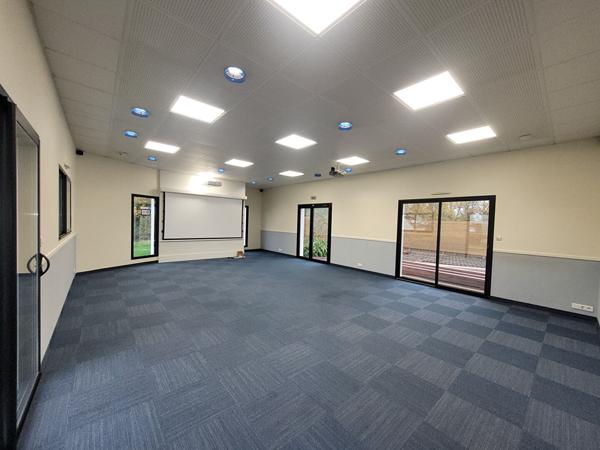 A VENDRE - Local d'activité / bureaux / entrepôt 759 m² - Nantes Sud / Haute-Goulaine ? Parking ? Terrain 4000 m²
