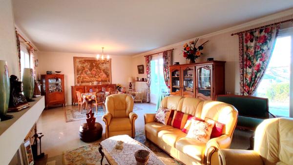 CHATELLERAULT  SUD- VILLA 7 CHAMBRES - BORD RIVIERE