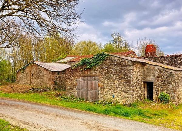 Ancienne grange et dépendances 180m2, sur terrain 2018m2