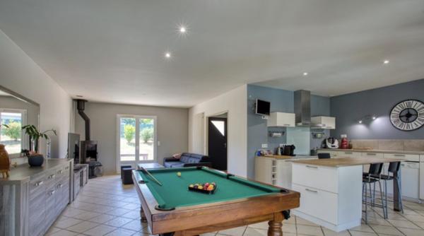 Maison style Villa avec piscine, entre ville et campagne, cadre privilégié en Dordogne Atur