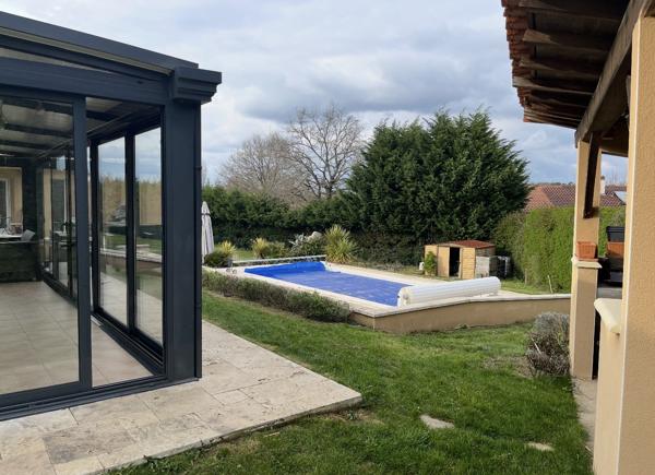 Maison style Villa avec piscine, entre ville et campagne, cadre privilégié en Dordogne Atur