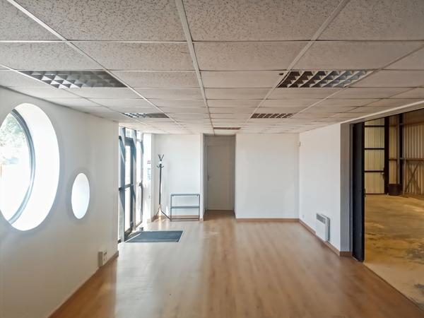A PONT HABERT SALLERTAINE, A LOUER Local commercial 174 m²