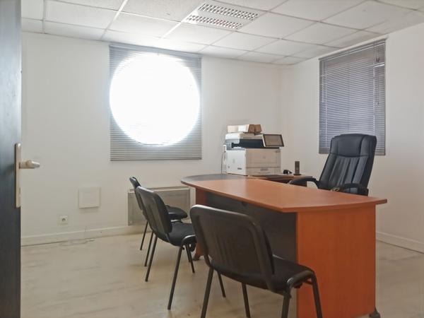 A PONT HABERT SALLERTAINE, A LOUER Local commercial 174 m²