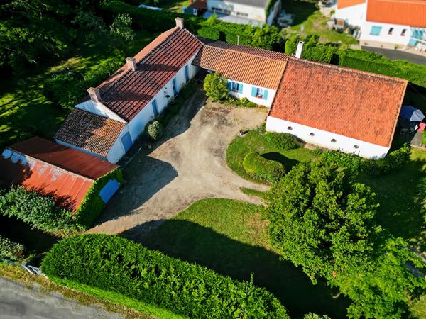 Propriété de caractère avec grange réhabilitée et dépendances sur plus de 3 400 m² à Challans