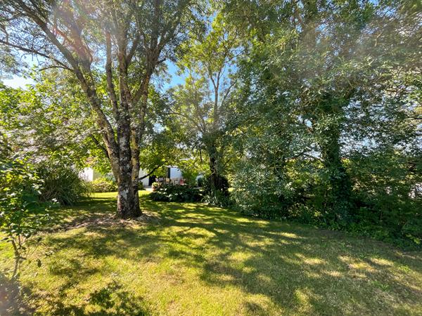 Propriété de caractère avec grange réhabilitée et dépendances sur plus de 3 400 m² à Challans