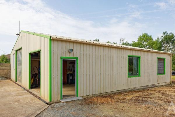 Maison plain-pied avec grand atelier et terrain arboré Les Essarts-en-Bocage