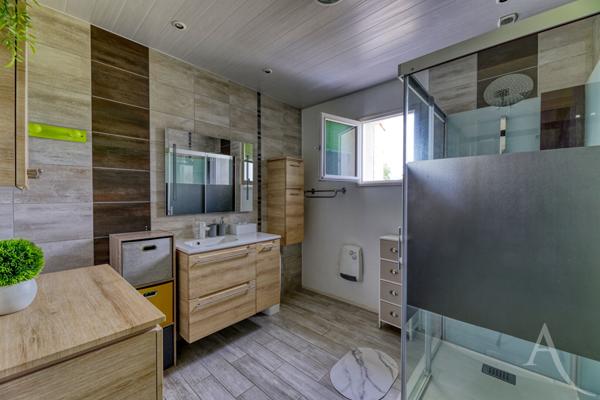 Maison plain-pied avec grand atelier et terrain arboré Les Essarts-en-Bocage