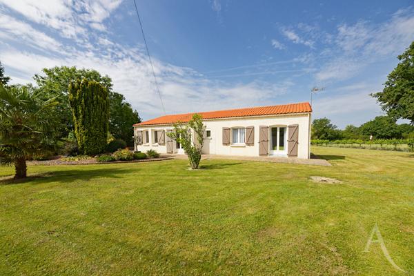 Maison plain-pied avec grand atelier et terrain arboré Les Essarts-en-Bocage