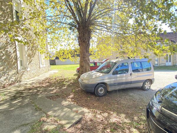 Grand appartement situé dans un immeuble en pierre avec ascenseur, parkings et jardin à Alvignac. Alvignac