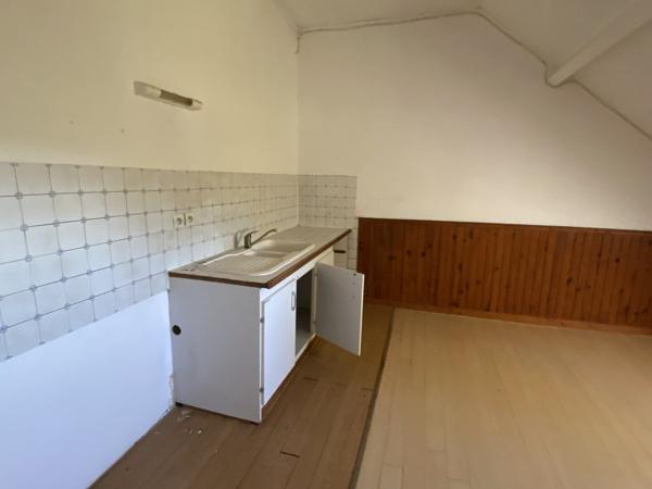 Grand appartement situé dans un immeuble en pierre avec ascenseur, parkings et jardin à Alvignac. Alvignac