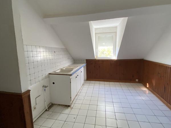 Grand appartement situé dans un immeuble en pierre avec ascenseur, parkings et jardin à Alvignac. Alvignac