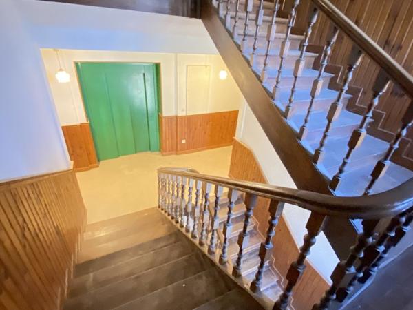 Grand appartement situé dans un immeuble en pierre avec ascenseur, parkings et jardin à Alvignac. Alvignac
