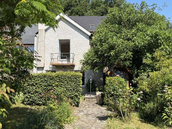 Maison ancienne - Montignac-lascaux Au coeur de Montignac, avec un très beau jardin intimiste, parfait pied-à-terre de 70 m² habitable.