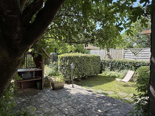 Maison ancienne - Montignac-lascaux Au coeur de Montignac, avec un très beau jardin intimiste, parfait pied-à-terre de 70 m² habitable.