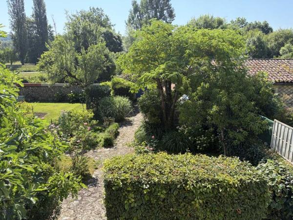 Maison ancienne - Montignac-lascaux Au coeur de Montignac, avec un très beau jardin intimiste, parfait pied-à-terre de 70 m² habitable.