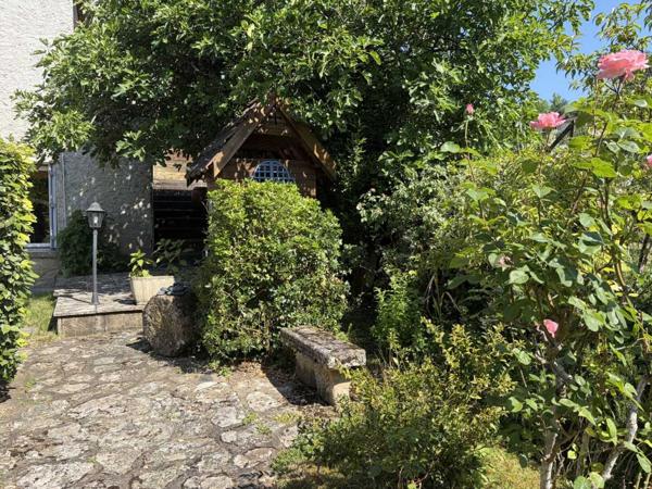 Maison ancienne - Montignac-lascaux Au coeur de Montignac, avec un très beau jardin intimiste, parfait pied-à-terre de 70 m² habitable.