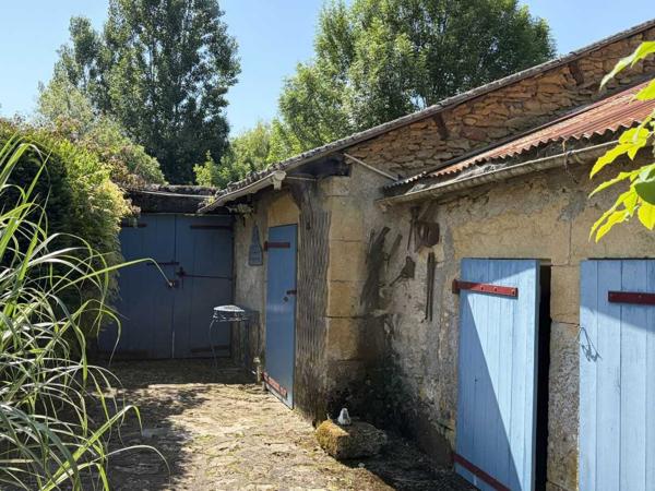 Maison ancienne - Montignac-lascaux Au coeur de Montignac, avec un très beau jardin intimiste, parfait pied-à-terre de 70 m² habitable.